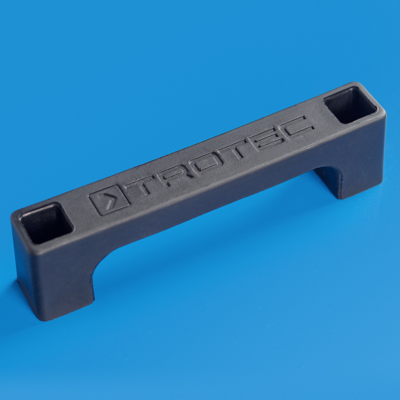 Carrying handle made of thermally non-conductive material