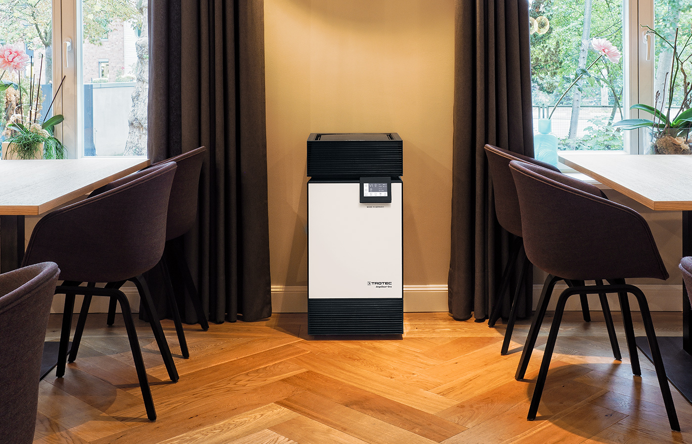 High-performance air purifier AirgoClean® One for break or dining rooms