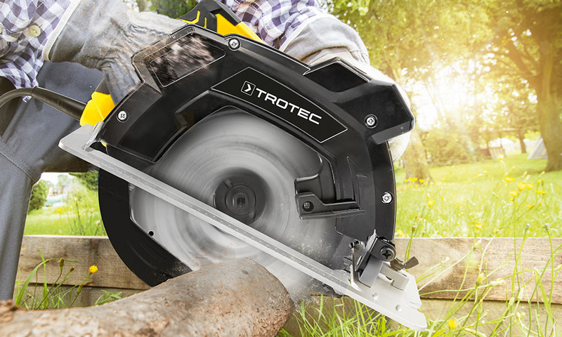 Powerful 1,400 W motor with electronic speed control ensuring high performance