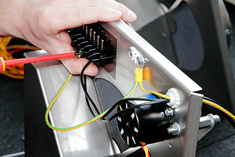 The workplaces of our employees are consequently kept free from dust to ensure that no foreign objects can get into the sensitive control electronics.